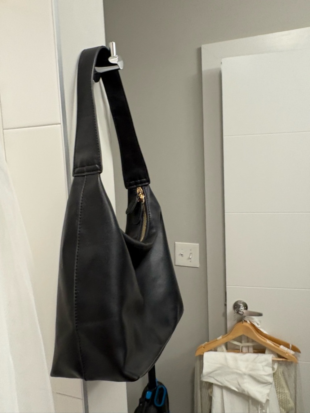 *NWOT* Real Leather Black Shoulder Bag - Picture 2 of 4
